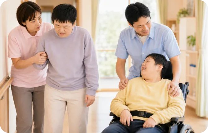 廊下で利用者に付き添うスタッフ
